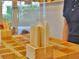 大垣の伝統工芸品【枡】を使った飛沫防止パーテーションが登場!